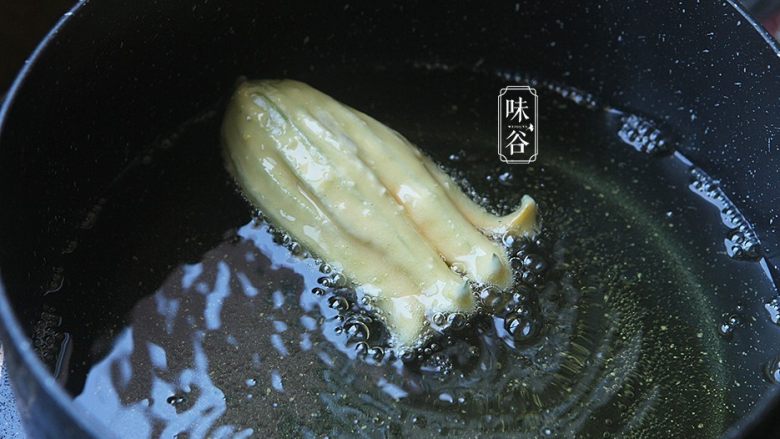 酥炸南瓜花,锅里放油进去,煮开后把南瓜花放入锅内油炸;