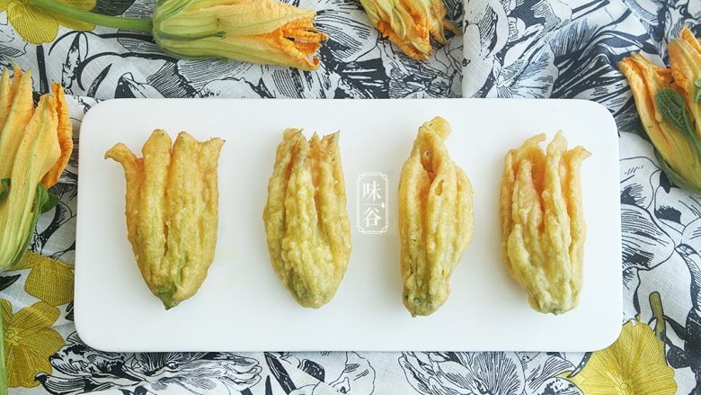 酥炸南瓜花,习惯性的来个特写,色诱一下亲们的味觉。