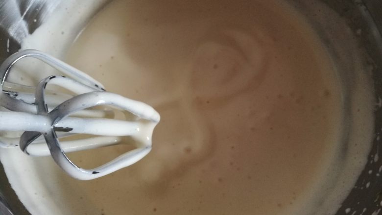 肉松蓝莓甜甜圈,4.打发成划八字不消失为止,全蛋打发很慢,所以不着急
