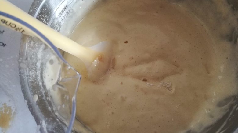肉松蓝莓甜甜圈,7.加入温热的炼奶乳液,快速混合均匀