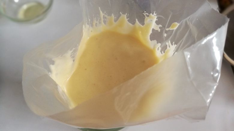 肉松蓝莓甜甜圈,8.倒入裱花袋中,烤箱此时170度预热