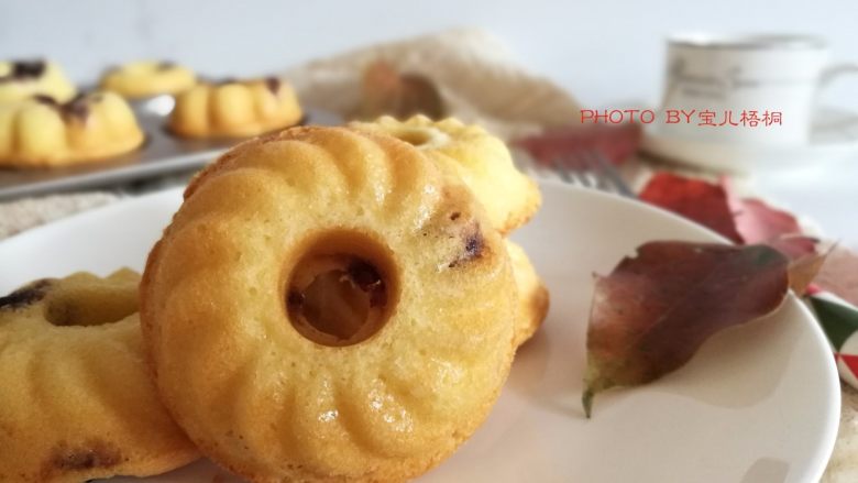 肉松蓝莓甜甜圈,15.做好后拿出来,轻轻旋转就下来了