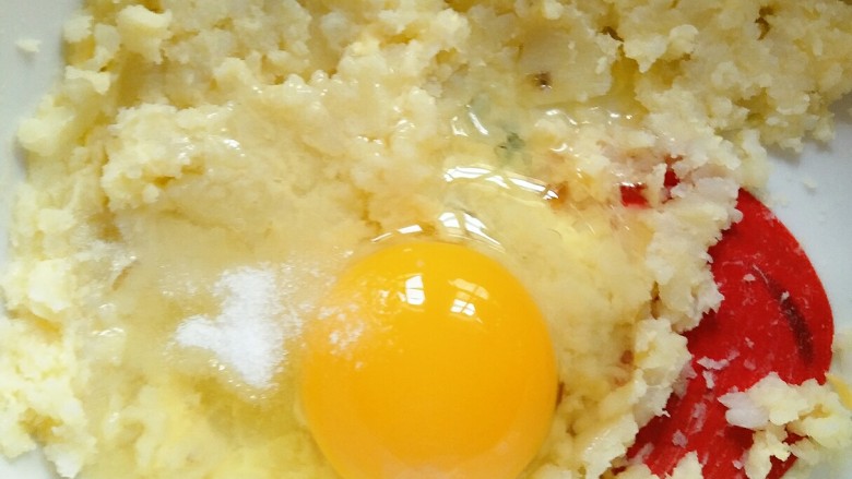 土豆你还在炒着吃吗,松松软软的土豆松饼绝对惊到你,加入<a style='color:red;display:inline-block;' href='/shicai/ 9'>鸡蛋</a>,盐