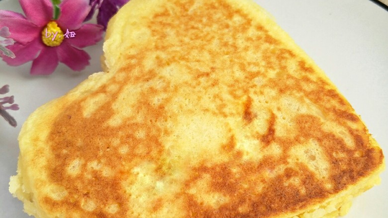土豆你还在炒着吃吗,松松软软的土豆松饼绝对惊到你,最后摆盘颜色诱人
