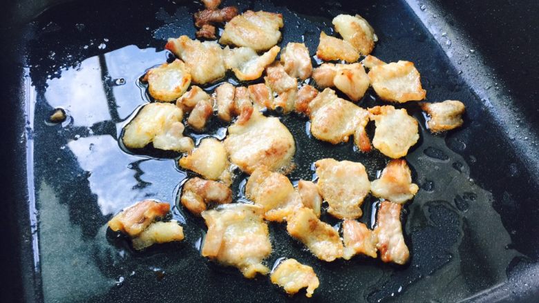 豌豆五花肉炒饭,下油先煎<a style='color:red;display:inline-block;' href='/shicai/ 428'>五花肉</a>至金黄色