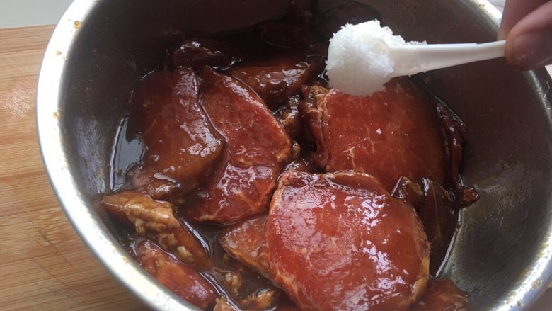 炸五香肉,鸡蛋搅拌均匀后,加入少许白糖,继续搅拌均匀,然后腌制十分钟。加入少许白糖可以提味道,不喜欢的可以不加。
