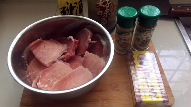 炸五香肉,放入料酒,味极鲜酱油,白胡椒面,五香面,十三香。