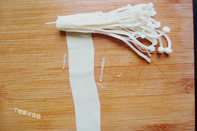 豆皮卷金针菇,把金针菇摆在<a style='color:red;display:inline-block;' href='/shicai/ 4660'>豆皮</a>上，如图