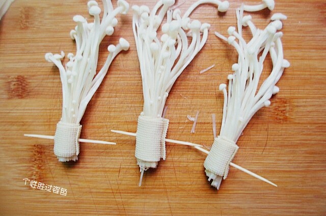 豆皮卷金针菇,用牙签封口
