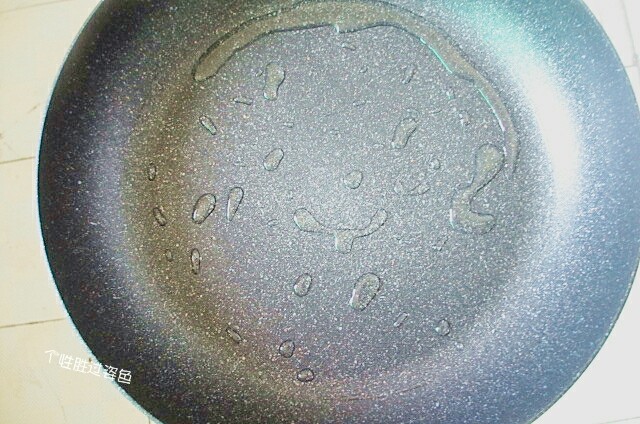 豆皮卷金针菇,不粘锅，倒入一点点油，用刷子刷一下整个锅底