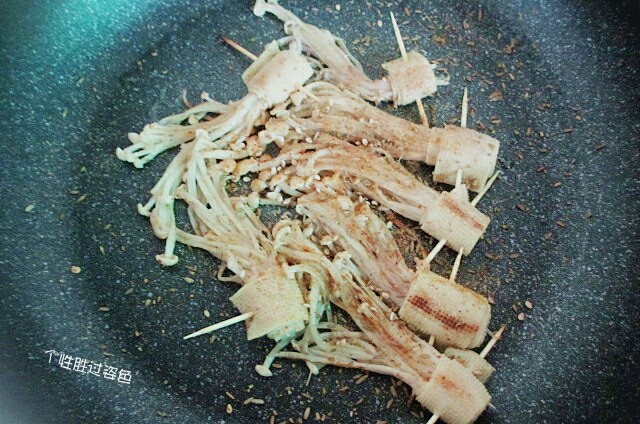 豆皮卷金针菇,最后在来点熟芝麻