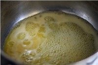天鹅泡芙,2.开小火,慢慢搅拌,至黄油完全融化