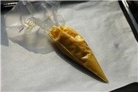 天鹅泡芙,8.裱花袋剪一个小口,将搅拌好的泡芙糊装入裱花袋