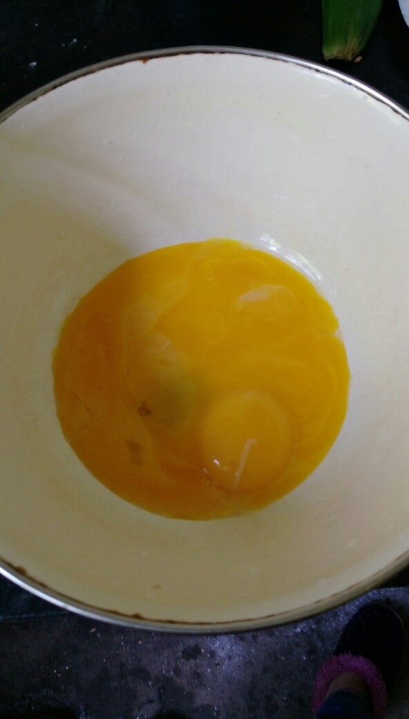 自做蛋糕,将蛋黄盆里加入两勺白糖,三勺低筋面粉,六勺牛奶,用三根筷子搅拌匀就可以咯