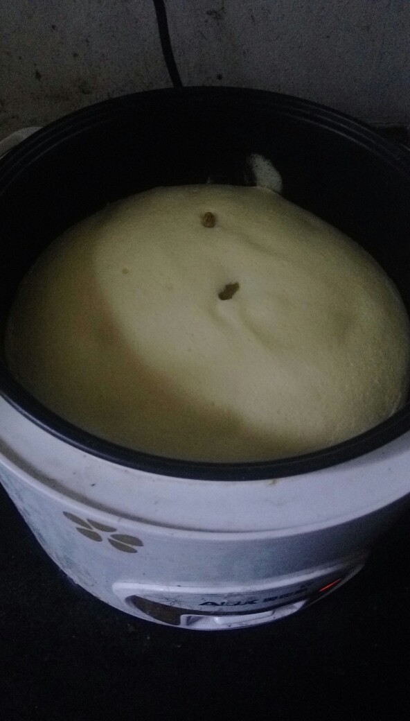 自做蛋糕,这个是我刚做好还没出锅滴,看着很蓬松滴