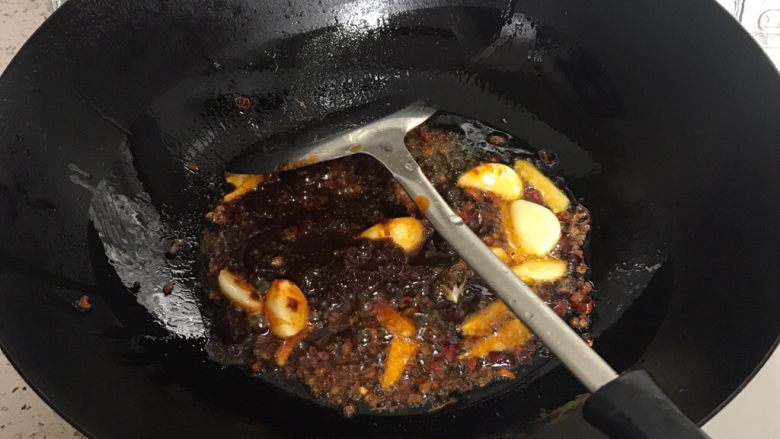 厨痴版——麻辣馋嘴蛙,倒入火锅底料大概半包,(最好是麻辣味的)炒开,炒香