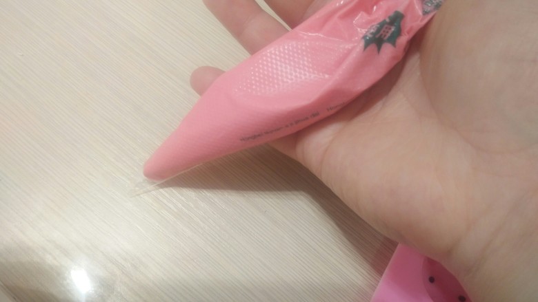 dly猪猪造型巧克力,粉色巧克力用的比较多,就装裱花袋里,方便用,前面口不能剪很大哦