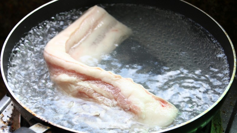 南乳汁红烧肉,冷水入锅，煮熟可捞出。