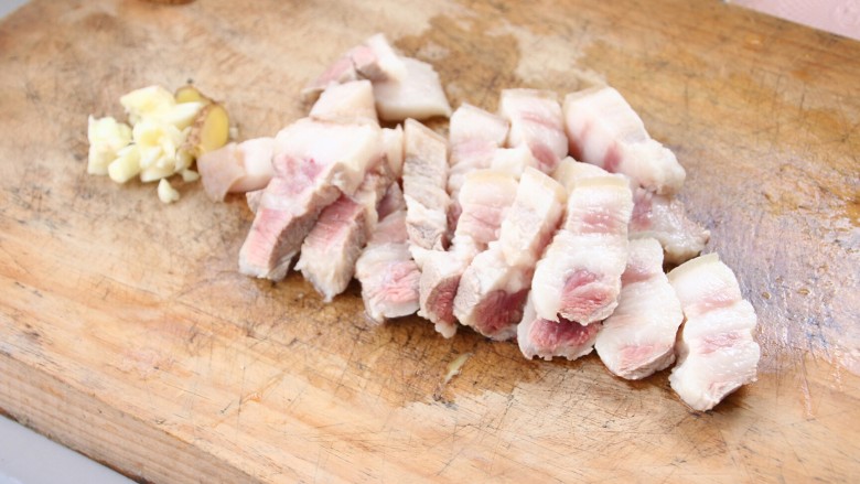 南乳汁红烧肉,姜蒜切好，肉切块。