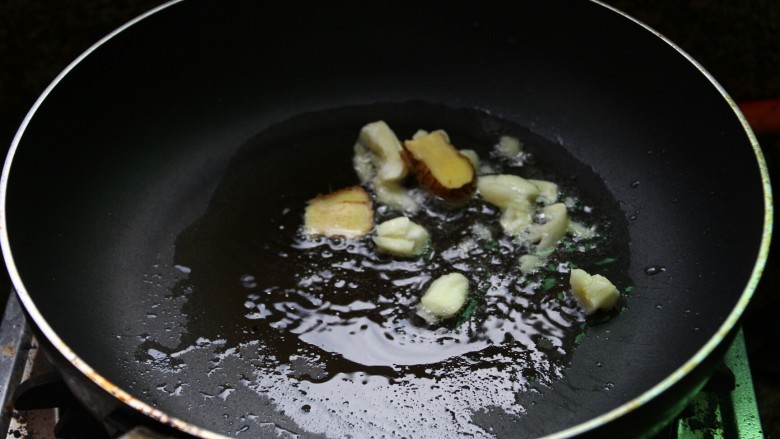 南乳汁红烧肉,锅里放少量油，倒入姜蒜煸香。