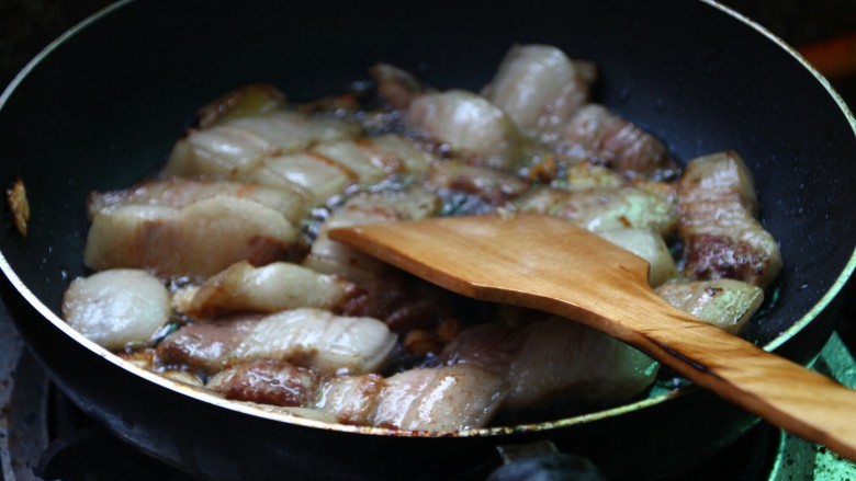 南乳汁红烧肉,肉用厨房纸吸水后倒入国内煎至微微焦黄。