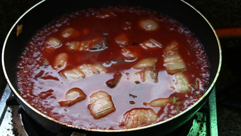 南乳汁红烧肉,倒入水，漫过肉，盖上锅盖小火焖煮30分钟。