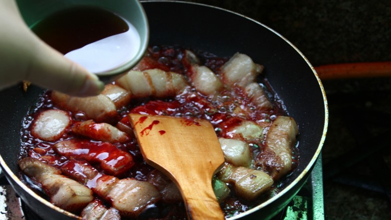 南乳汁红烧肉,倒入南乳汁和<a style='color:red;display:inline-block;' href='/shicai/ 4367'>米酒</a>上色。