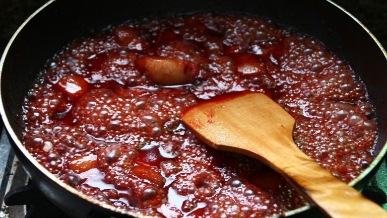 南乳汁红烧肉,加入糖大火收汁。