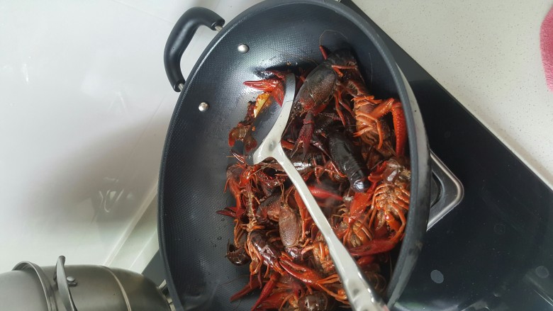 香辣小龙虾,翻炒豆瓣酱出香味后放入小龙虾。大火翻炒。