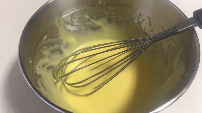 fluff棉花糖之原味奶油卷,蛋抽搅拌至细腻顺滑无面粉小颗粒,注意手法不要划大圆圈搅拌,容易起筋。