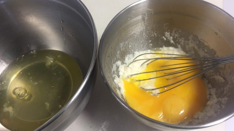 fluff棉花糖之原味奶油卷,把蛋清分在一个无油无水的打蛋盆里放置一边备用,蛋黄加入面糊里。