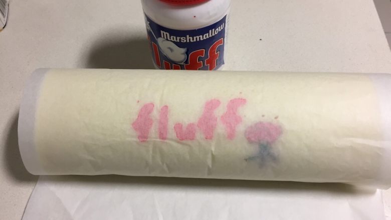 fluff棉花糖之原味奶油卷,擀面杖卷起油纸,用擀面杖把蛋糕卷卷起来。入冰箱冷藏一小时定型。
