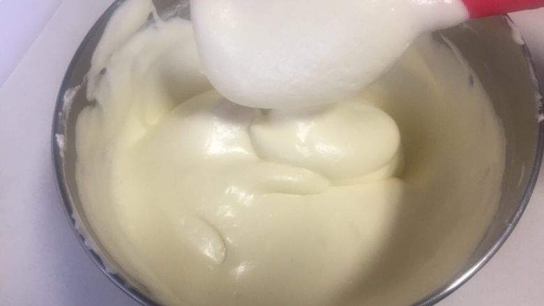fluff棉花糖之原味奶油卷,再全部倒进剩余蛋白霜里,同样手法翻版均匀,注意手法是翻拌不要划圆圈搅拌,会消泡。