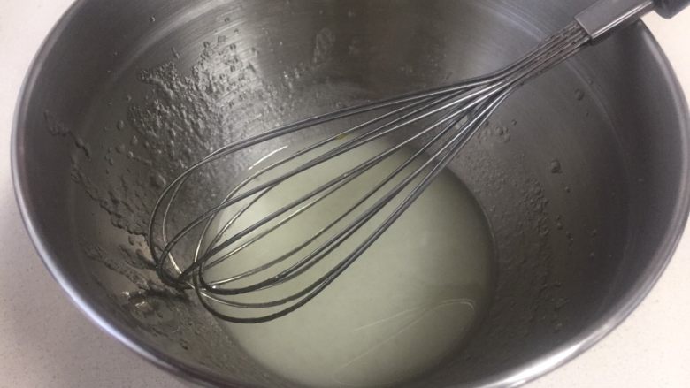 fluff棉花糖之原味奶油卷,现在开始做蛋糕卷
水和水进行乳化,搅拌均匀呈乳白状。