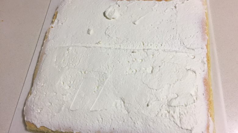 fluff棉花糖之原味奶油卷,蛋糕放凉后把奶油铺在蛋糕卷的正面,靠近身体的部分铺厚一点。