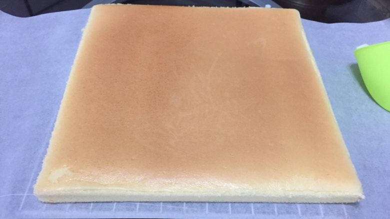 fluff棉花糖之原味奶油卷,烘烤结束及时取出蛋糕,移至晾网架上散热。