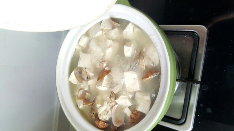 蛤蜊豆腐汤,出锅时放入<a style='color:red;display:inline-block;' href='/shicai/ 131'>香菜</a>末和少许<a style='color:red;display:inline-block;' href='/shicai/ 847'>香油</a>。