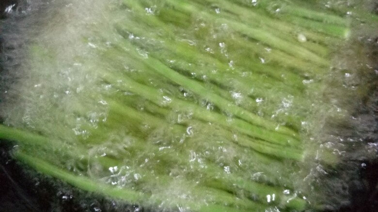 蚝吻豆角,炸豆角,温油/热油都可以。重要的是让豆角回软