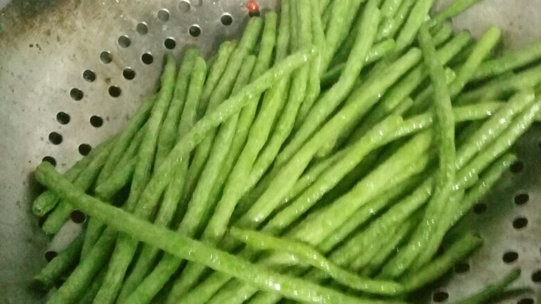 蚝吻豆角,皮有泡,豆角软就可以捞出来了
