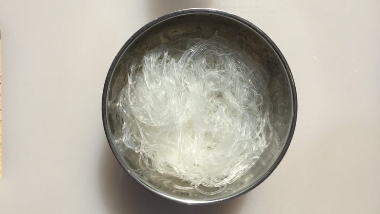 豆豉蒜蓉酱蒸蚬子,捞出后放些凉水进去,以免变成一坨。