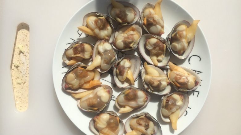 豆豉蒜蓉酱蒸蚬子,把蚬子一分为二,摆盘。