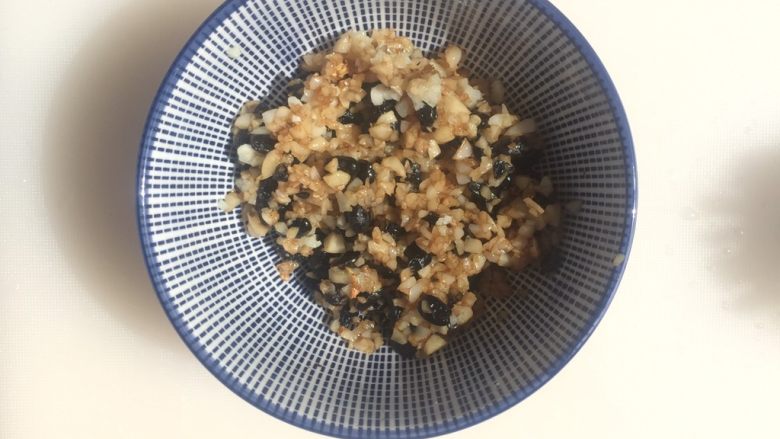 豆豉蒜蓉酱蒸蚬子,炒好的酱如图(我炒的有点干了,有点汤汁会更香)。