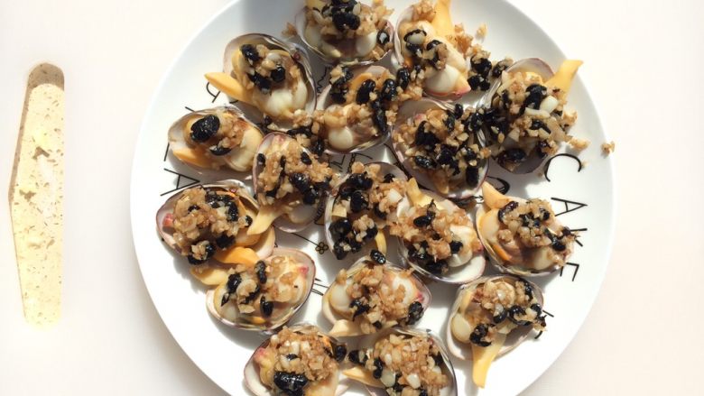 豆豉蒜蓉酱蒸蚬子,摆盘结束就可以上锅蒸了,出香味就可以出锅了(我的奇葩老公说放辣酱好吃,你们也可以试试😄)。