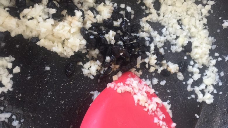 豆豉蒜蓉酱蒸蚬子,准备蒜蓉豆豉酱:锅内放油,油热后放入蒜末炒香,然后放入豆豉,待蒜末炒成金黄加些水再炒几下即可出锅(我没放糖,因为炒不好会变苦,后放豆豉是因为~豆豉会粘锅,不要问我是怎么知道的)。