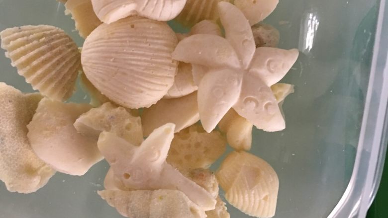 清凉海风之海洋慕斯,白巧克力币,隔水加热融化,放入贝壳模具,放冰箱冷藏一夜