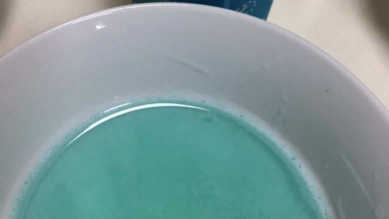 清凉海风之海洋慕斯,小碗雪碧凉凉后加入50克锐澳蓝色鸡尾酒,搅拌均匀,放冰箱冷藏