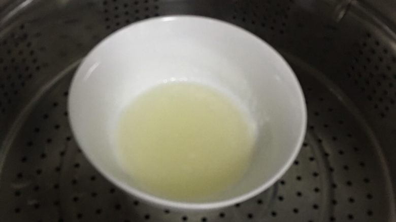 清凉海风之海洋慕斯,海洋冻部分提前一晚做好,分一大一小两个碗,分别倒入50克和100克<a style='color:red;display:inline-block;' href='/shicai/ 10115'>雪碧</a>,隔水加热消泡,分别加入5克和10克吉利丁粉,隔水加热融化