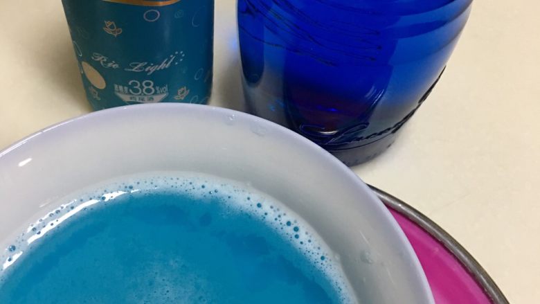 清凉海风之海洋慕斯,大碗雪碧凉凉后加入100克锐澳蓝色鸡尾酒和50克蓝橙酒,搅拌均匀,放冰箱冷藏