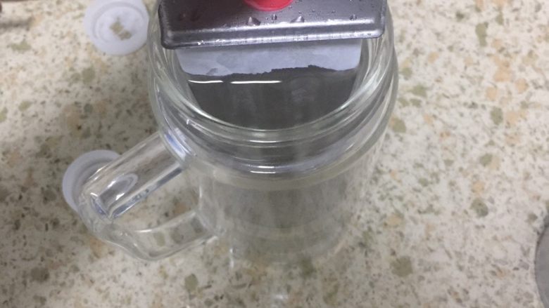 水果棒冰,准备好一杯水,我是直接自来水,但是有人说用温水,然后泡十多秒,就可以脱模。