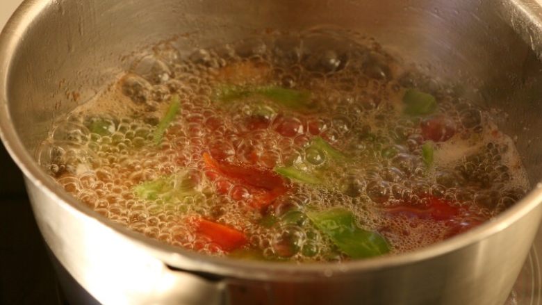 咕咾肉,11.然后将油烧大热,将肉坨再回炸一下,可以将青红椒和洋葱也炸一下。